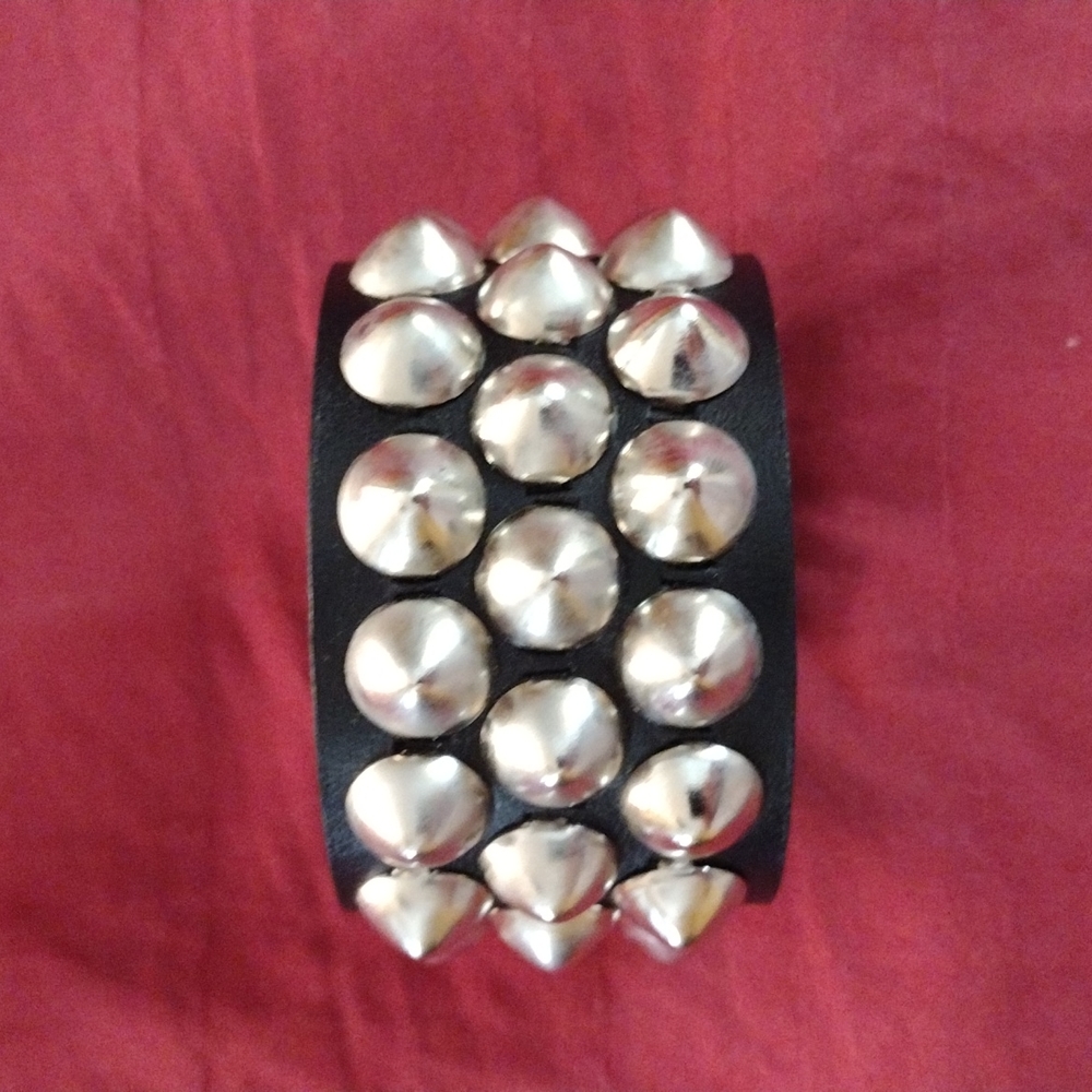 Leather grommet braclet like new
